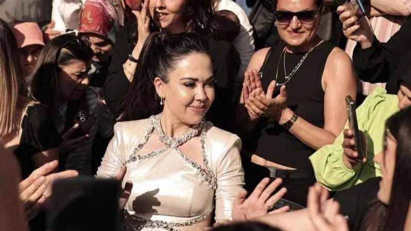 Fenomen Özlem Lina Öz’ün güzellik salonu açılışında izdiham yaşandı