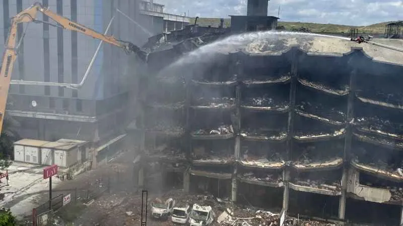 Başakşehir’de yanan iş hanının yıkımına başlandı