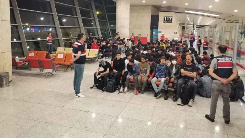 Ankara'dan 136 düzensiz Afgan göçmen ülkelerine yollandı