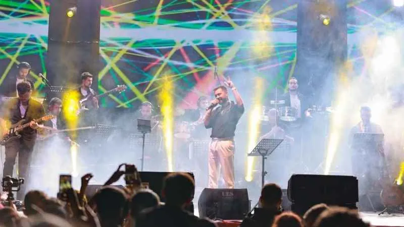 ModaFest Kenan Doğulu şarkılarıyla devam etti