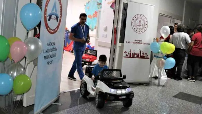 Çocuklar ameliyata akülü arabayla gidecek