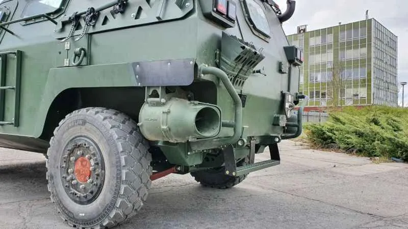 Yerli üretim sevk sistemleri ile zırhlı askeri kara araçları suda da engel tanımıyor