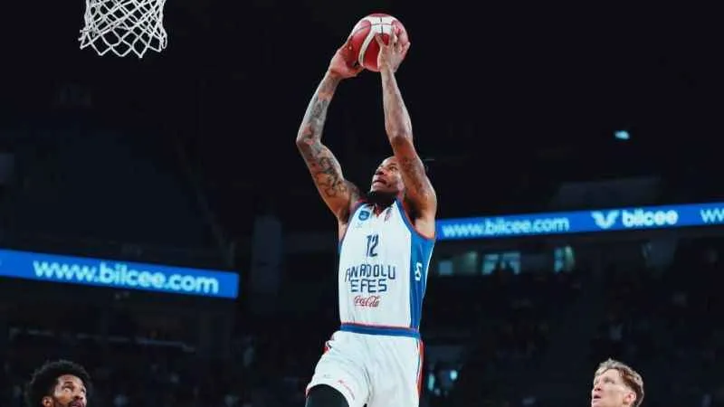 Anadolu Efes, Pınar Karşıyaka karşısında durumu 2-0'a getirdi