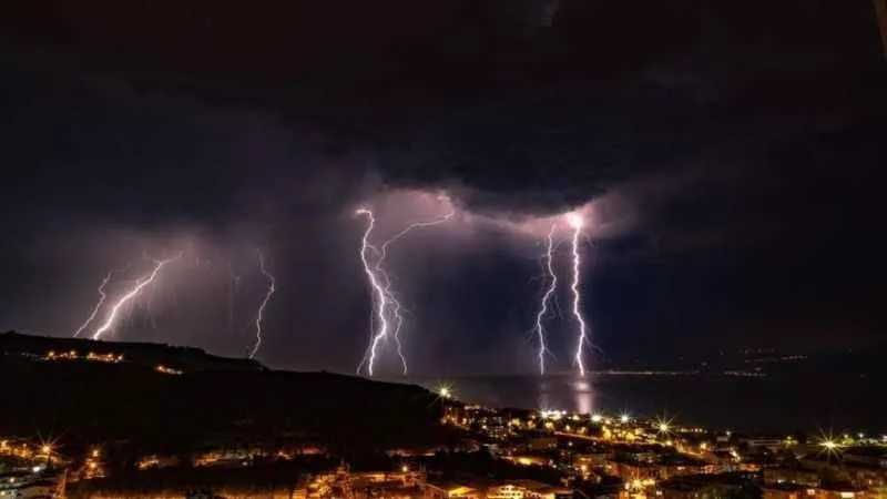 Şimşeğin su ile buluştuğu o an fotoğraflanıp ölümsüzleştirildi