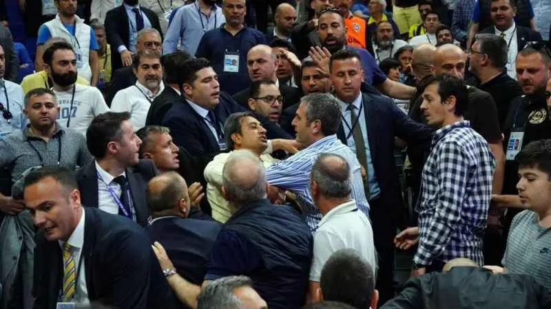 Fenerbahçe Olağan Genel Kurulu’nda gerginlik!