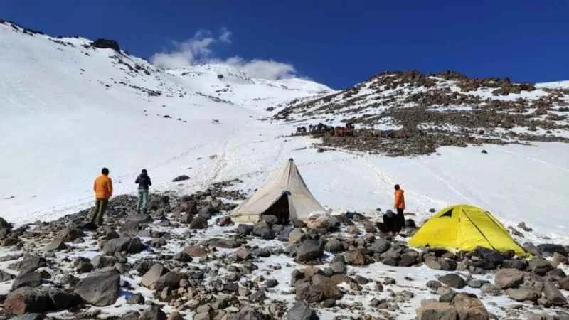 Haziranda da zirvesi beyazla kaplı olan Ağrı Dağı dağcıları ağırladı