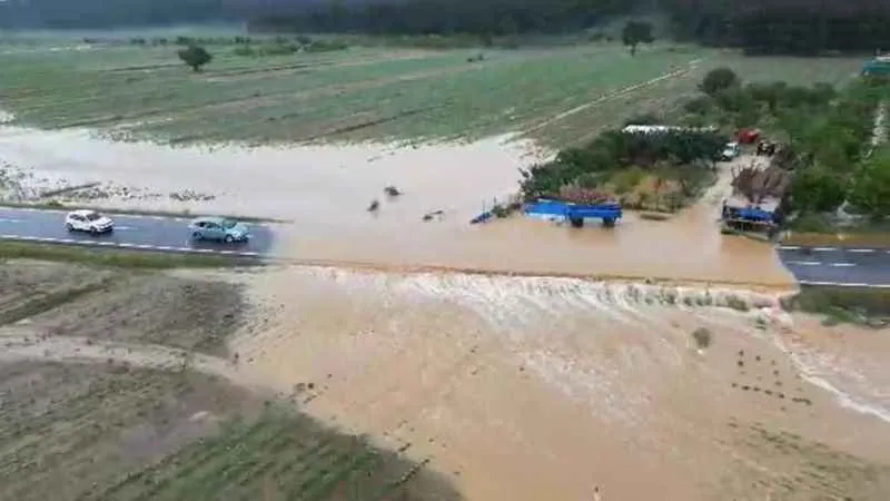 Keşan’da tarım arazileri ve yolar sular altında kaldı