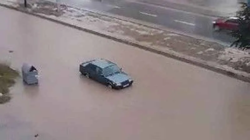 Uşak'ta sağanak ve dolu: Ev ve iş yerlerini su bastı