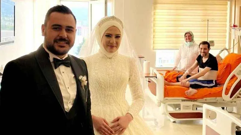 Gelinliğiyle hasta ziyaretine gitti