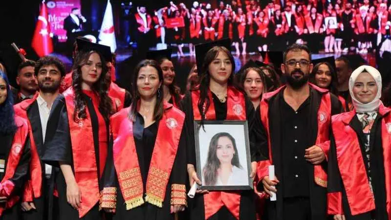 Depremde hayatını kaybeden üniversite öğrencisi Buse mezuniyet töreninde unutulmadı