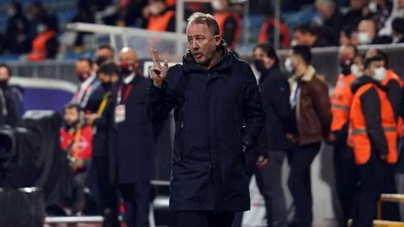 Sergen Yalçın, Neftçi Bakü ile son görüşmeler için Bakü’de