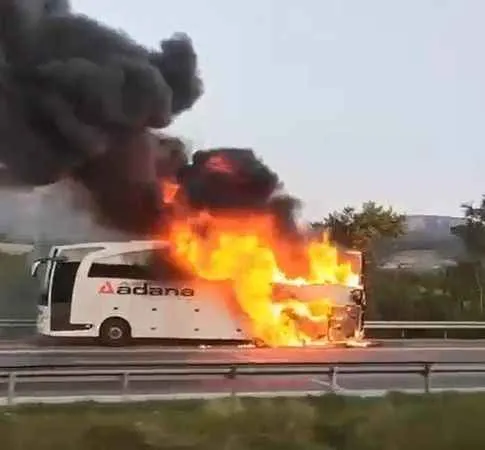 Mersin'de otoyolda yolcu otobüsü yandı