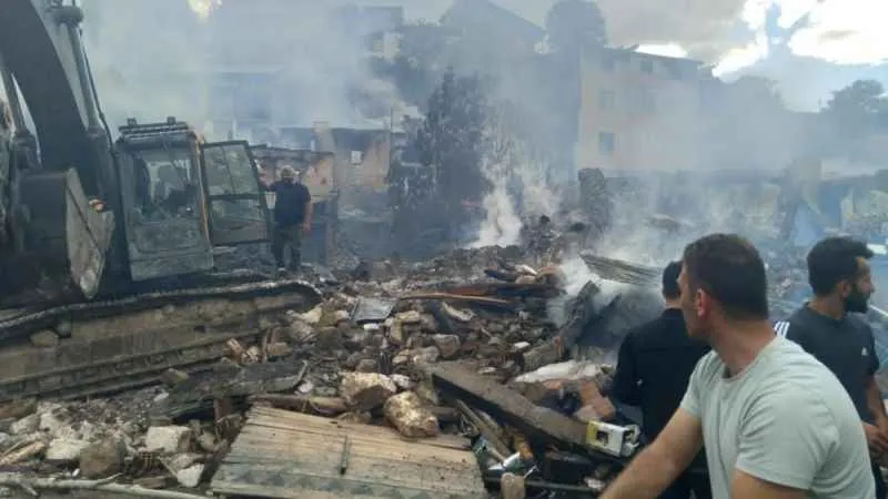 Erzurum'da yangın: 10 ev kullanılmaz hale geldi