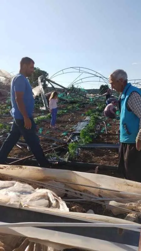 Mersin Erdemli’de hortum seraları yıktı