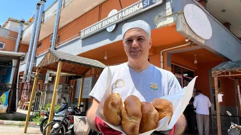 Tarsus Belediyesi, ucuz ekmeği halkla buluşturmaya devam ediyor