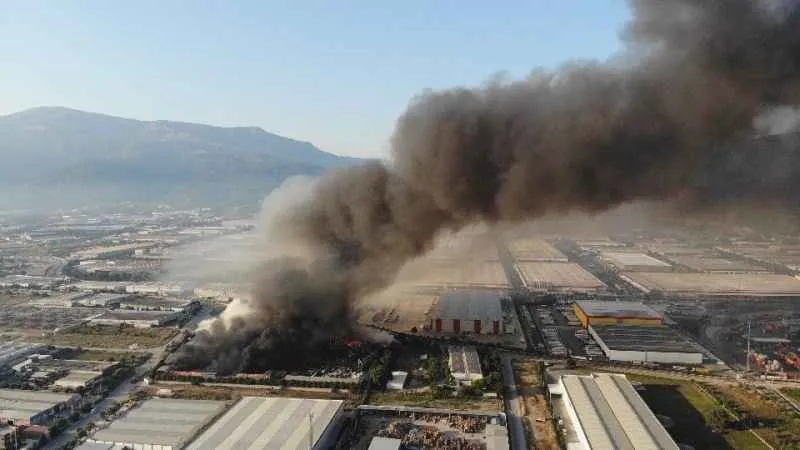 Manisa’da yanan geri dönüşüm tesisine 7 milyonluk ceza