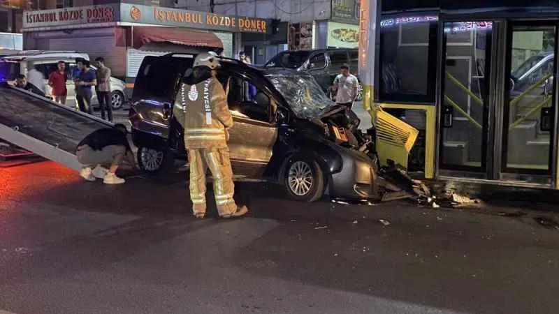 Bağcılar'da kontrolünü kaybeden sürücü İETT otobüsüne çarptı: 4'ü ağır 6 yaralı