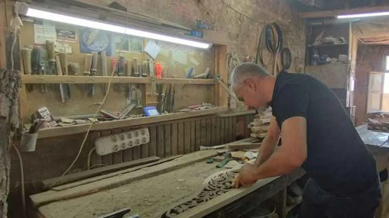 Tahtadan sanat eserleri yapıyor