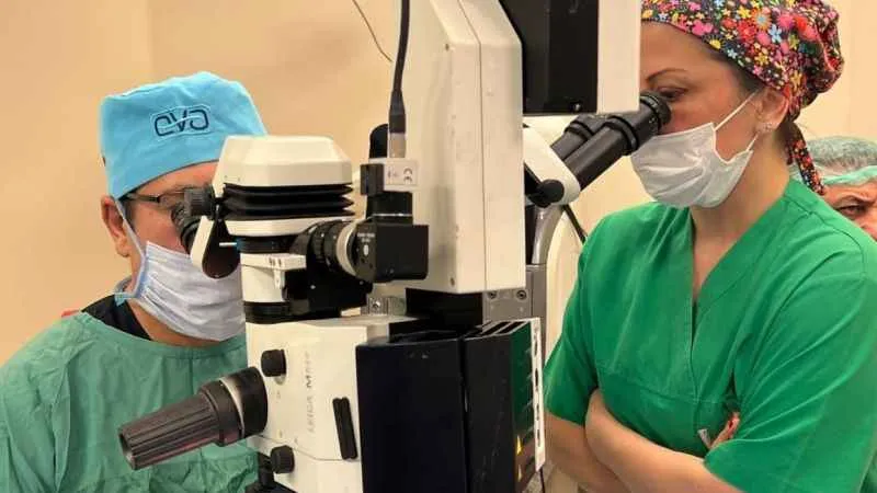 Prematüre bebeğe kuvözde katarakt ameliyatı