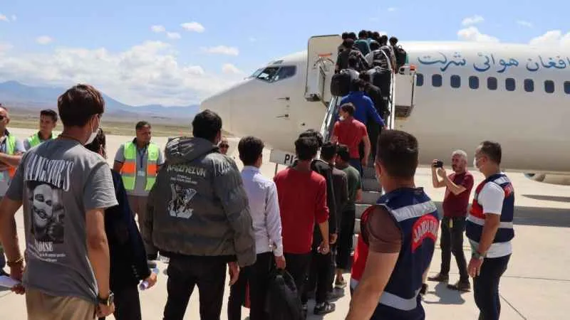 296 Afganistanlı göçmen ülkelerine gönderildi