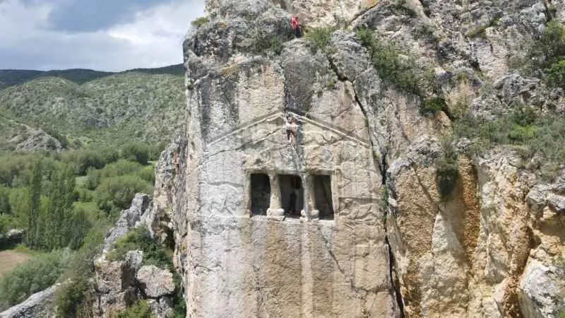 2 bin 700 yıllık kaya mezarı bakımsızlıktan yok oluyor