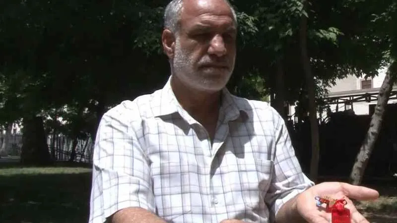 Deprem Sonrası Bulduğu Altının Sahibini Arıyor