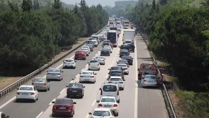 Bayram göçünde otoyolun Sakarya geçişinde akıcı yoğunluk