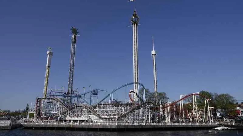 Lunaparkta hızlı tren raydan çıktı: 1 ölü