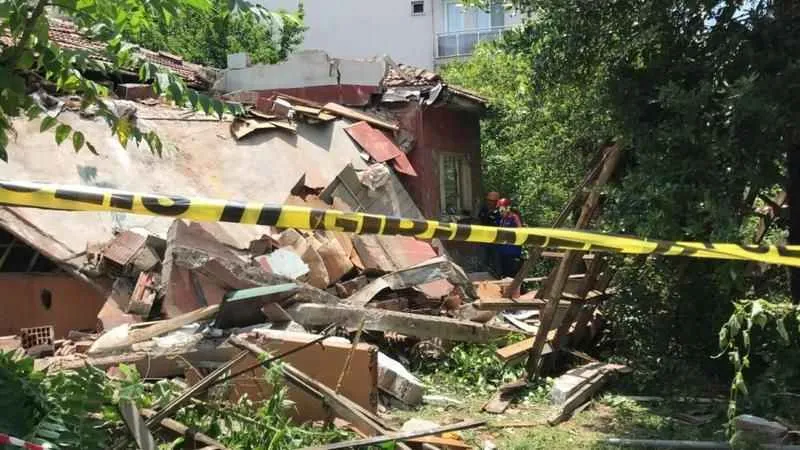 Kocaeli'de metruk ev çöktü: Ömer Yıldız ve Hasan Usta hayatını kaybetti