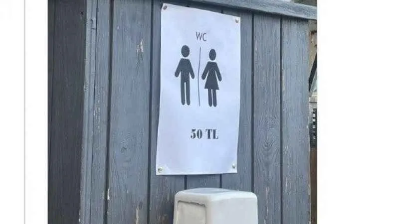 Ünlü tatil merkezi Çeşme’deki 50 TL’lik tuvalet ücreti gündem oldu