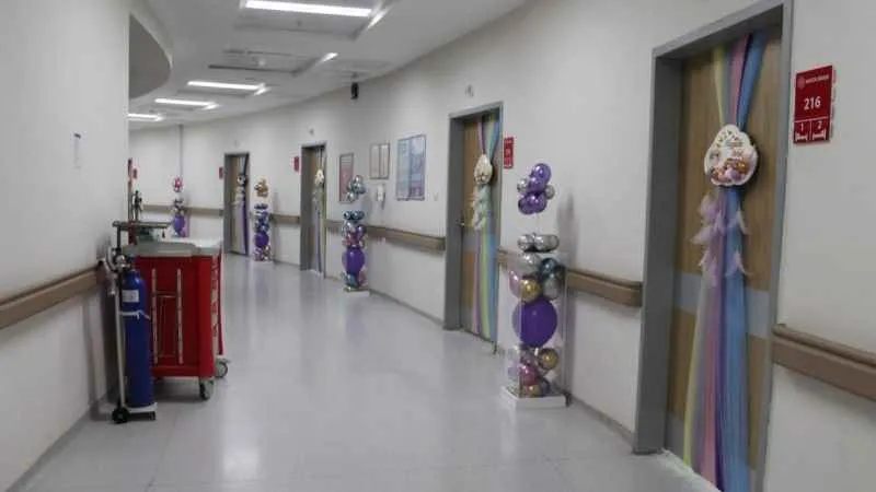 Hasta çocukları duvarlardaki çizgi film karakterleri karşılıyor