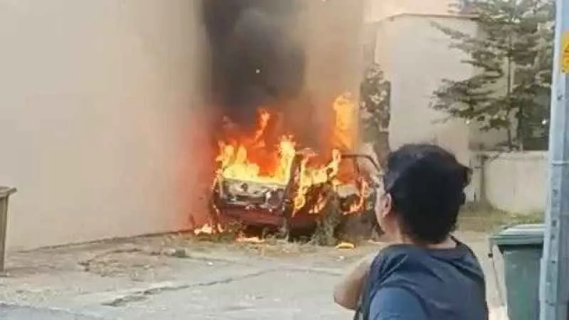 Torpille oynayan çocuklar park halindeki aracı yaktı