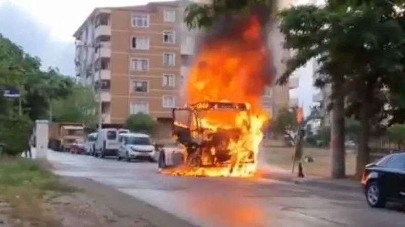 Park halindeki çekici alev topuna döndü