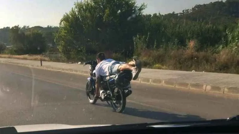 Motosiklet üzerinde yatarak sürüş pahalıya patladı: 7 bin 558 TL ceza