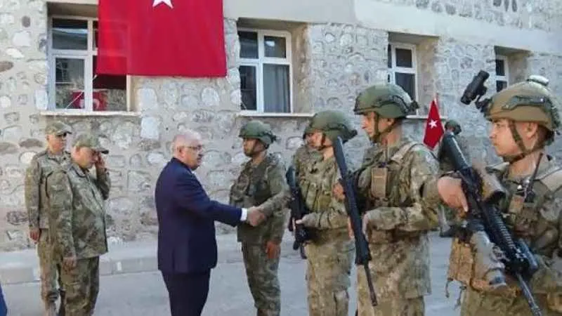 Bakan Güler Aktütün’de askerle bayramlaştı