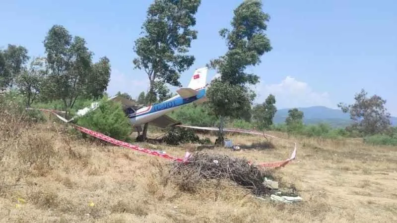 İzmir'de özel bir uçak araziye düştü: 2 yaralı