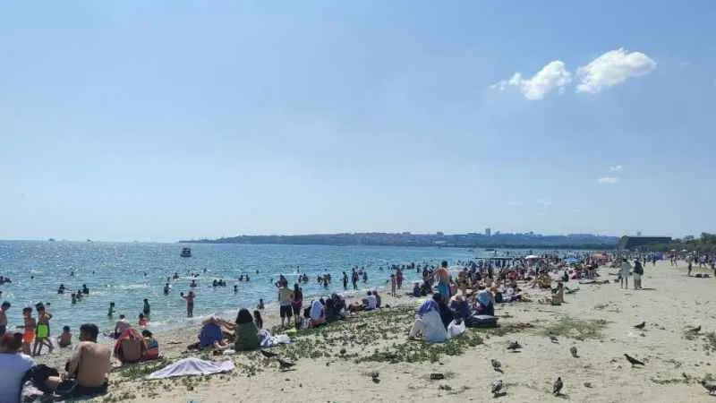 Menekşe Plajı'nda bayram yoğunluğu