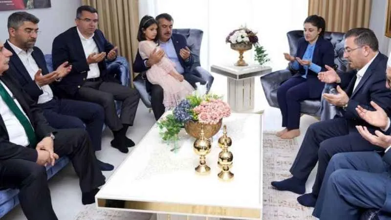 Bakan Tekin, Erzurum'da şehit ailesine bayram ziyaretinde bulundu