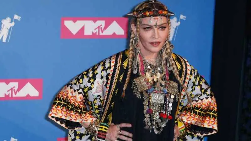Hastaneye kaldırılan Madonna'nın dünya turnesi ertelendi