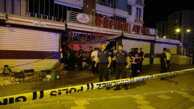 Diyarbakır’da kontrolden çıkan 2 otomobil markete daldı: 1 ölü, 5 yaralı