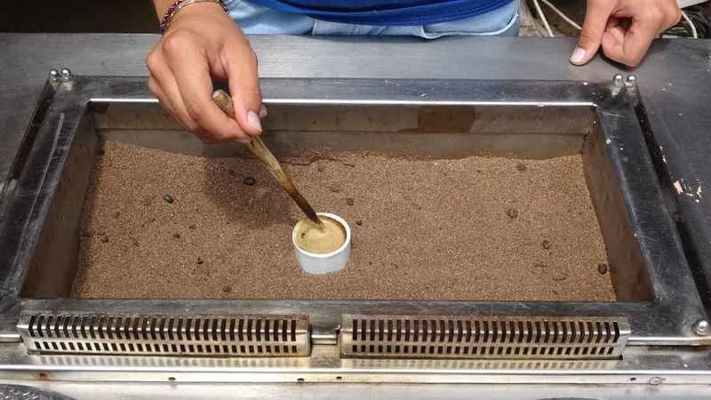 Assos'ta kumda kahve keyfi