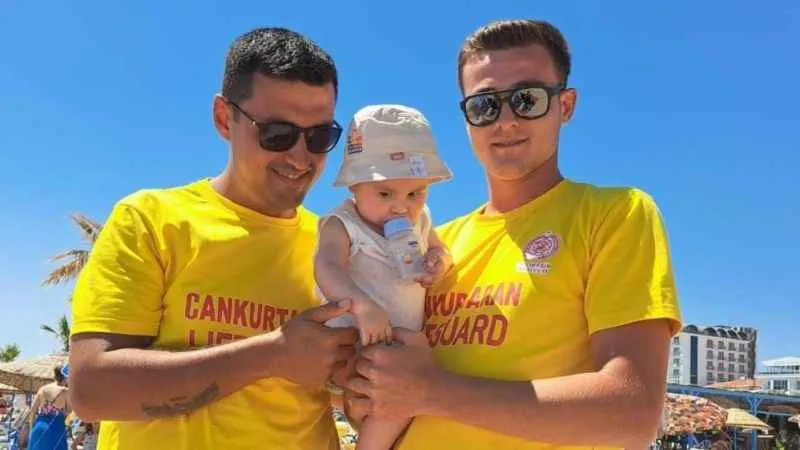 Balıkesir'de nefes borusuna yemek kaçan bebeği cankurtaranlar kurtardı