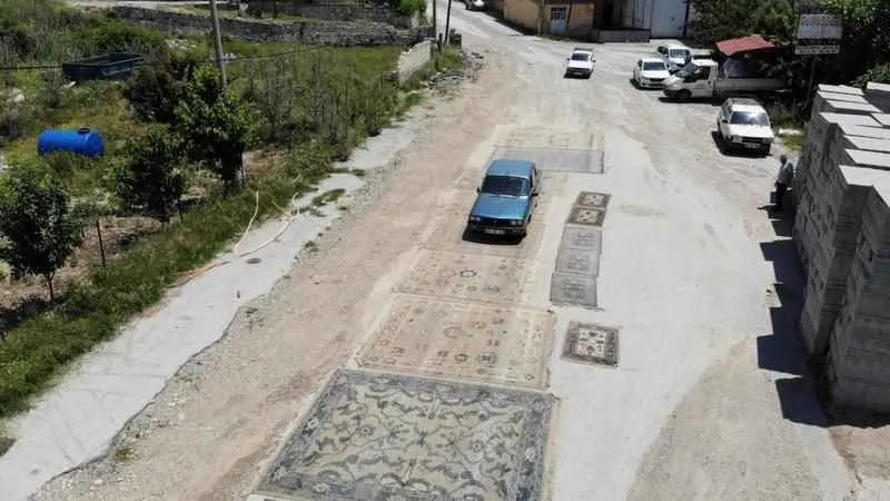 Yollara serilen halılar görenleri şaşkına çeviriyor