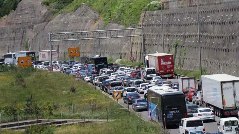 Zincirleme kaza TEM Otoyolu Bolu geçişinde uzun araç kuyrukları oluşturdu