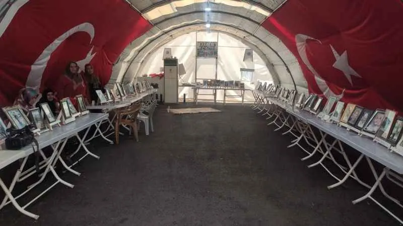 Diyarbakır anneleri sıcak havalara rağmen evlatlarının yolunu gözlüyor