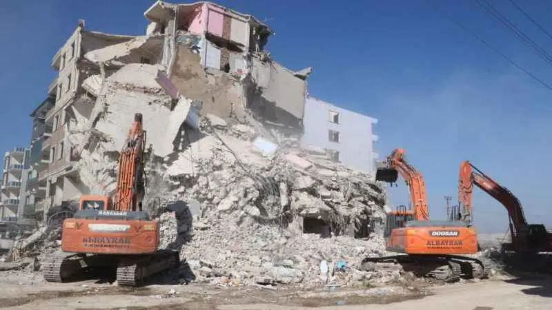 Enkaz kentte bayram tatilinin ardından iş makinası sesleri yankılanmaya başladı