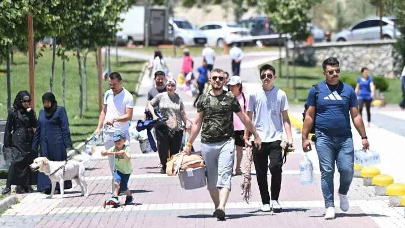 Başkentin ilk millet bahçesi bayramda doldu taştı