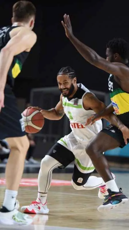 Yıldız basketbolcu bir sezon daha Manisa BBSK'da