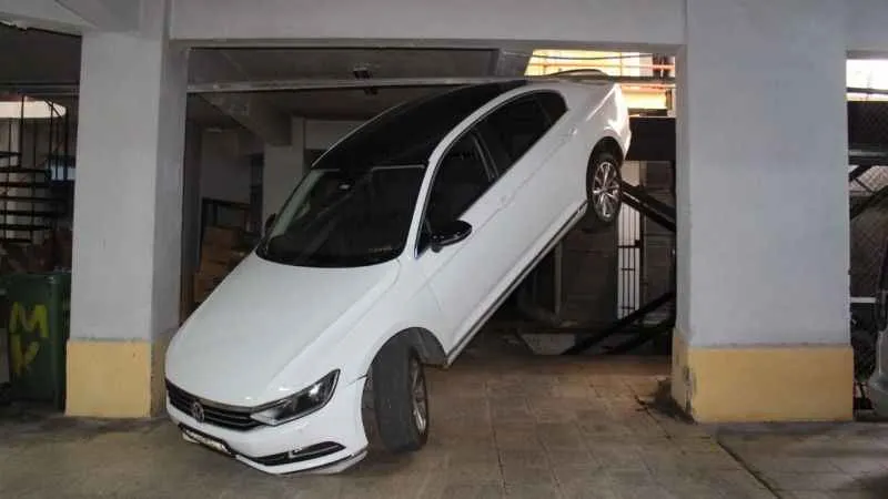Otomobil, asansörlü otoparka sıkıştı