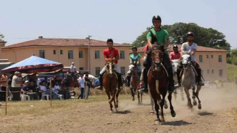 İvrindi’de rahvan at yarışı coşkusu
